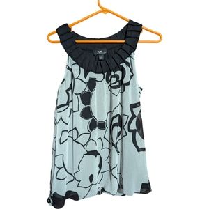 I.N. Size Medium Black & White Dressy Tank Top Lined Pre-Loved Neat Collar